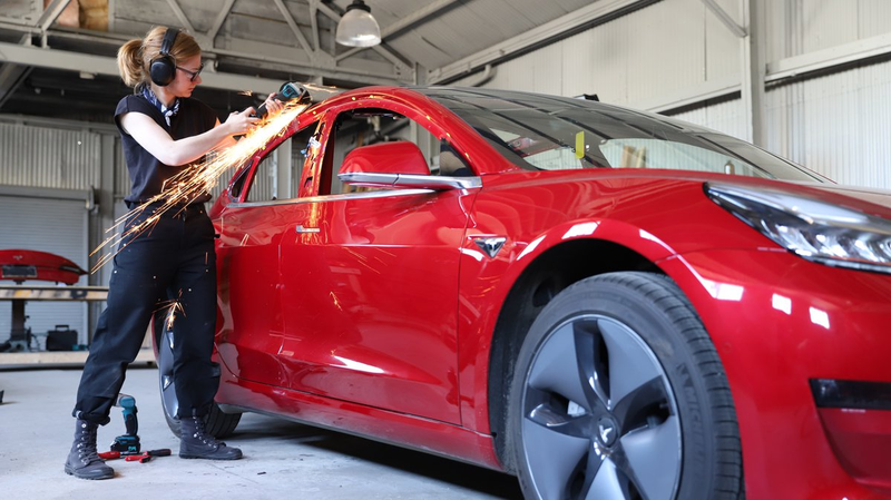 Illustration for article titled Una youtuber se cansa de esperar el pickup de Tesla y se fabrica uno con un Model 3